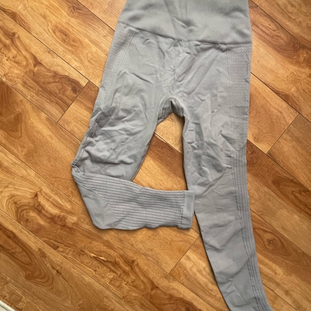 Lululemon grey seamless compression + detail leggings